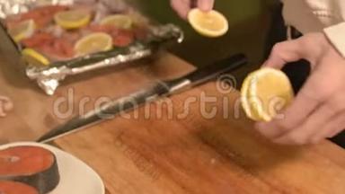 在厨房里，女孩的双手紧紧地<strong>放</strong>在托盘上的一个<strong>盘子</strong>上，<strong>放</strong>着柠檬汁。 健康家园
